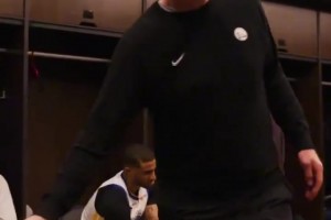 赛后库里将比赛用球送给科尔，祝贺科尔教练职业生涯第600次胜利.